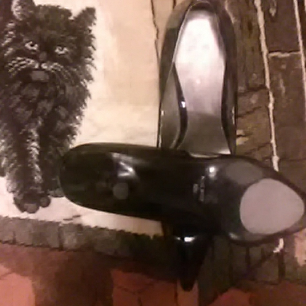 Shoes - Picture 4 of 6